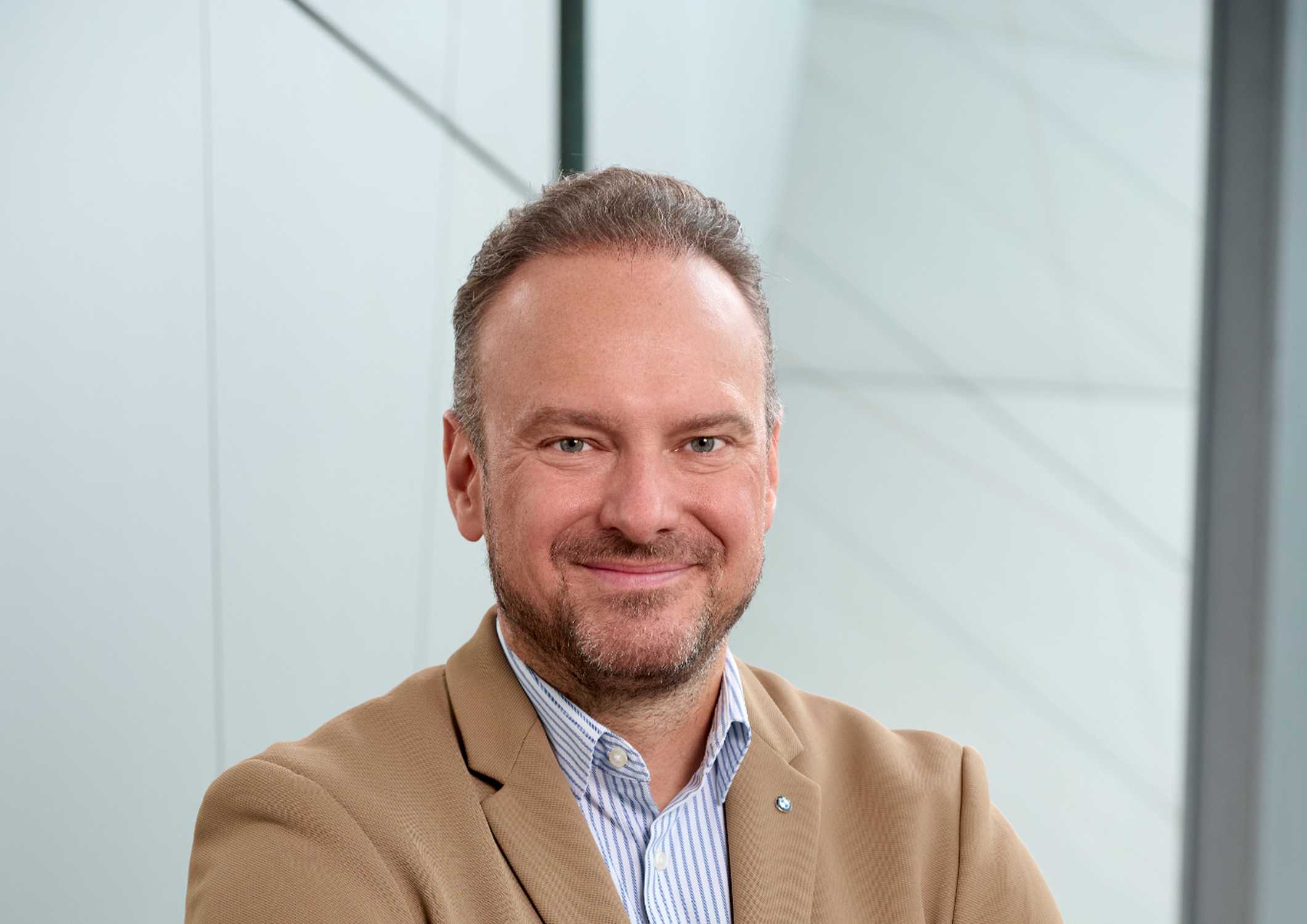 Markus Flasch auf dem offiziellen BMW-Motorrad-Presseporträt zur ACEM-Präsidentschaft