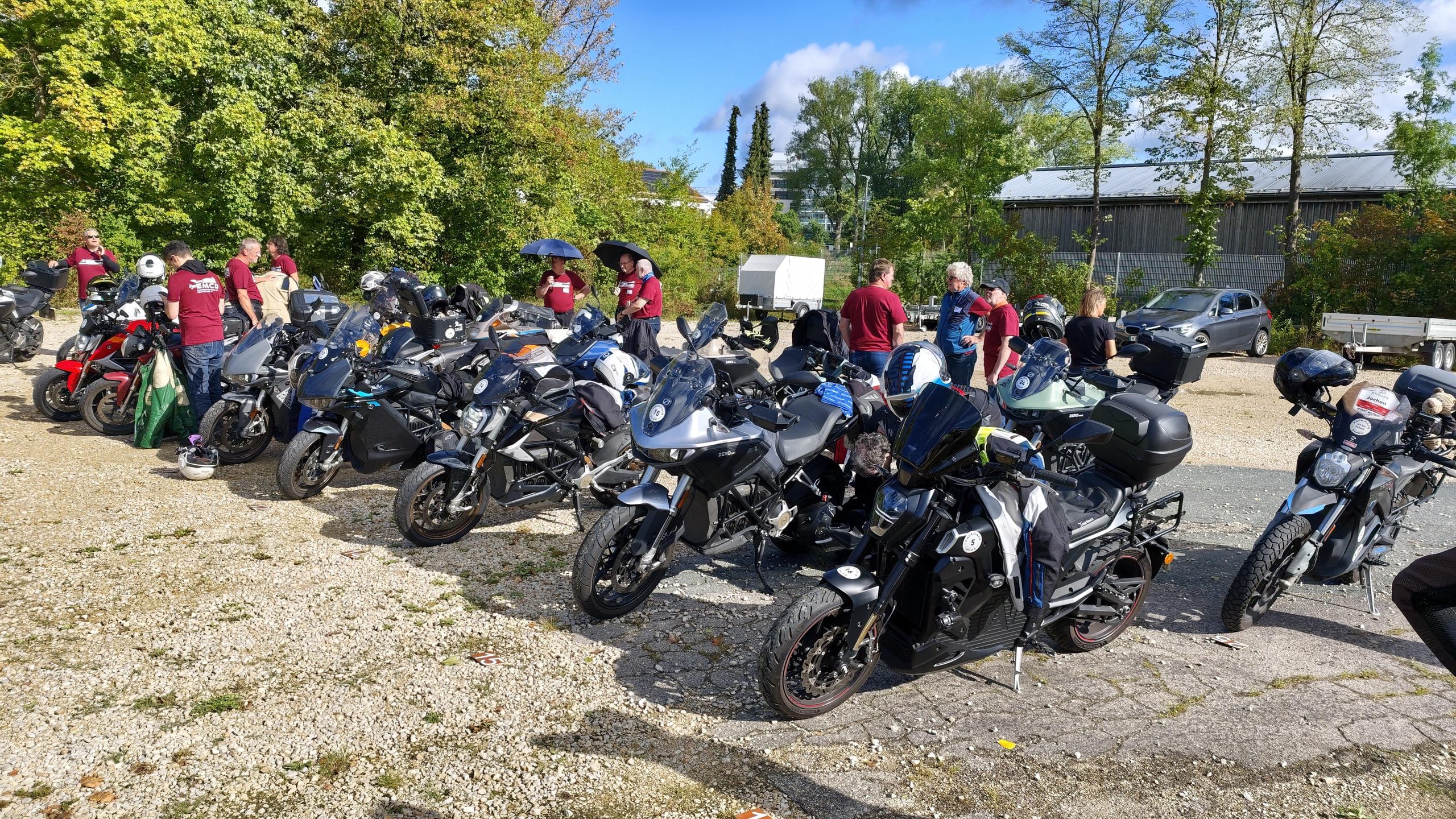 Teilnehmer und Elektromotorräder beim Pace Race 2026, Original-Veranstaltungsfoto des Organisationsteams