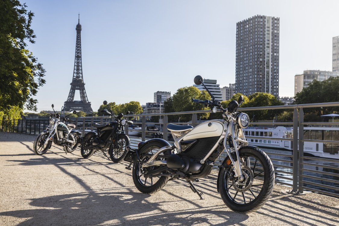 Drei Flying Flea C6 Elektromotorräder am Seineufer in Paris