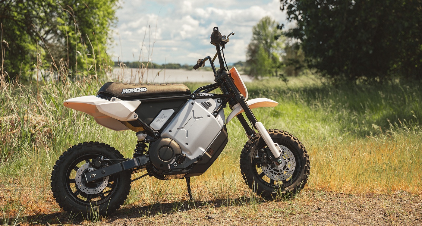LiveWire S4 Honcho Trail am See – Originalfoto des Herstellers