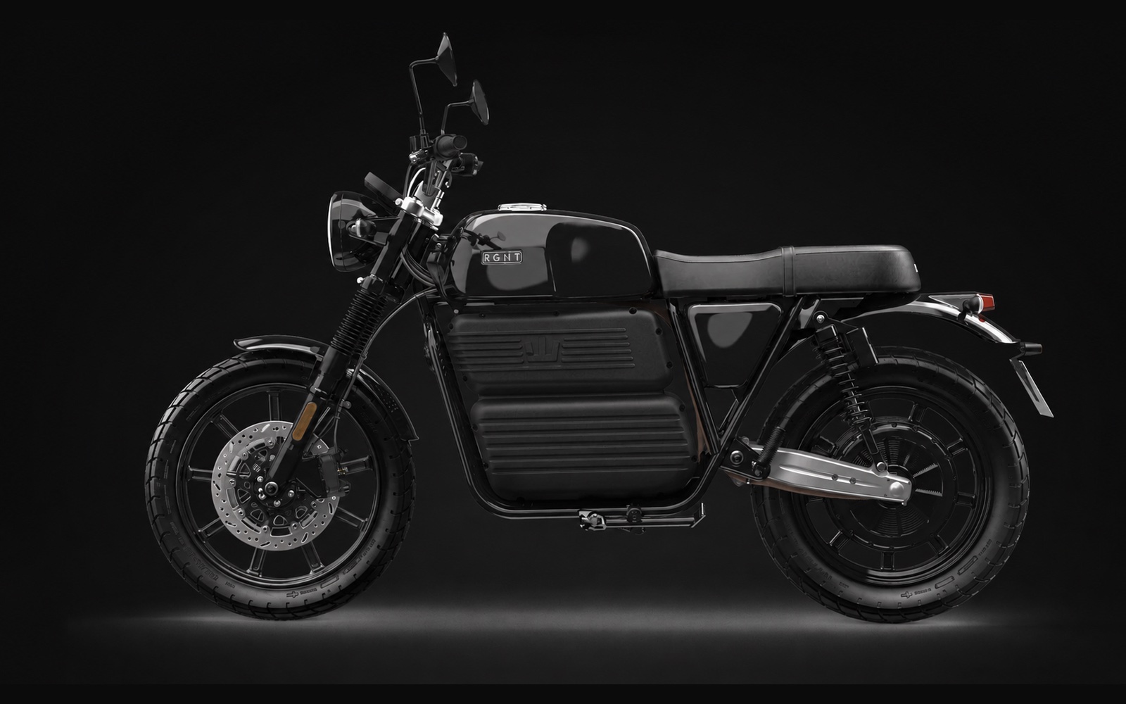 Schwarze RGNT Street Scrambler als elektrisches Motorrad in Seitenansicht
