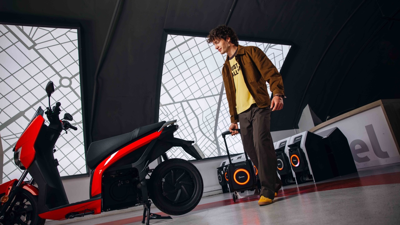 Silence S01 mit herausnehmbarer Batterie an einer Wechselstation, Modellfoto aus der ACCIONA-Pressemitteilung