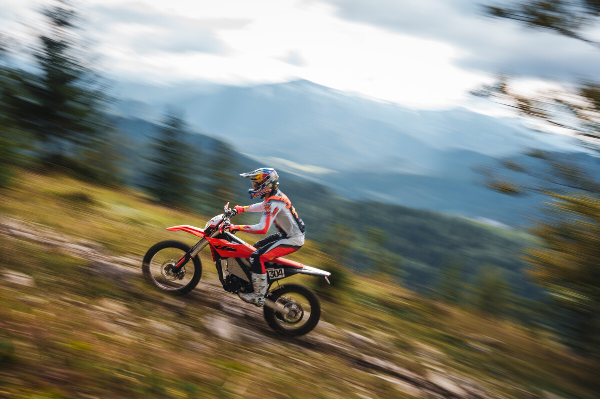 KTM FREERIDE E, Modelljahr 2027, bei einer Fahrt im Gelände