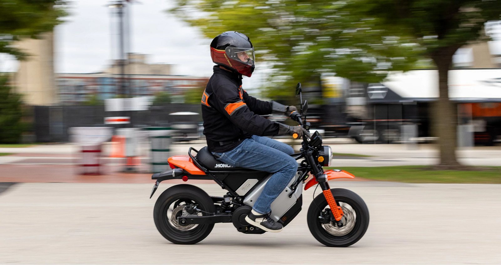 LiveWire S4 Honcho Street bei einer Fahrt, offizielles Archiv-Modellfoto; keine Aufnahme der EICMA oder der angekündigten Skate und DUST Spur
