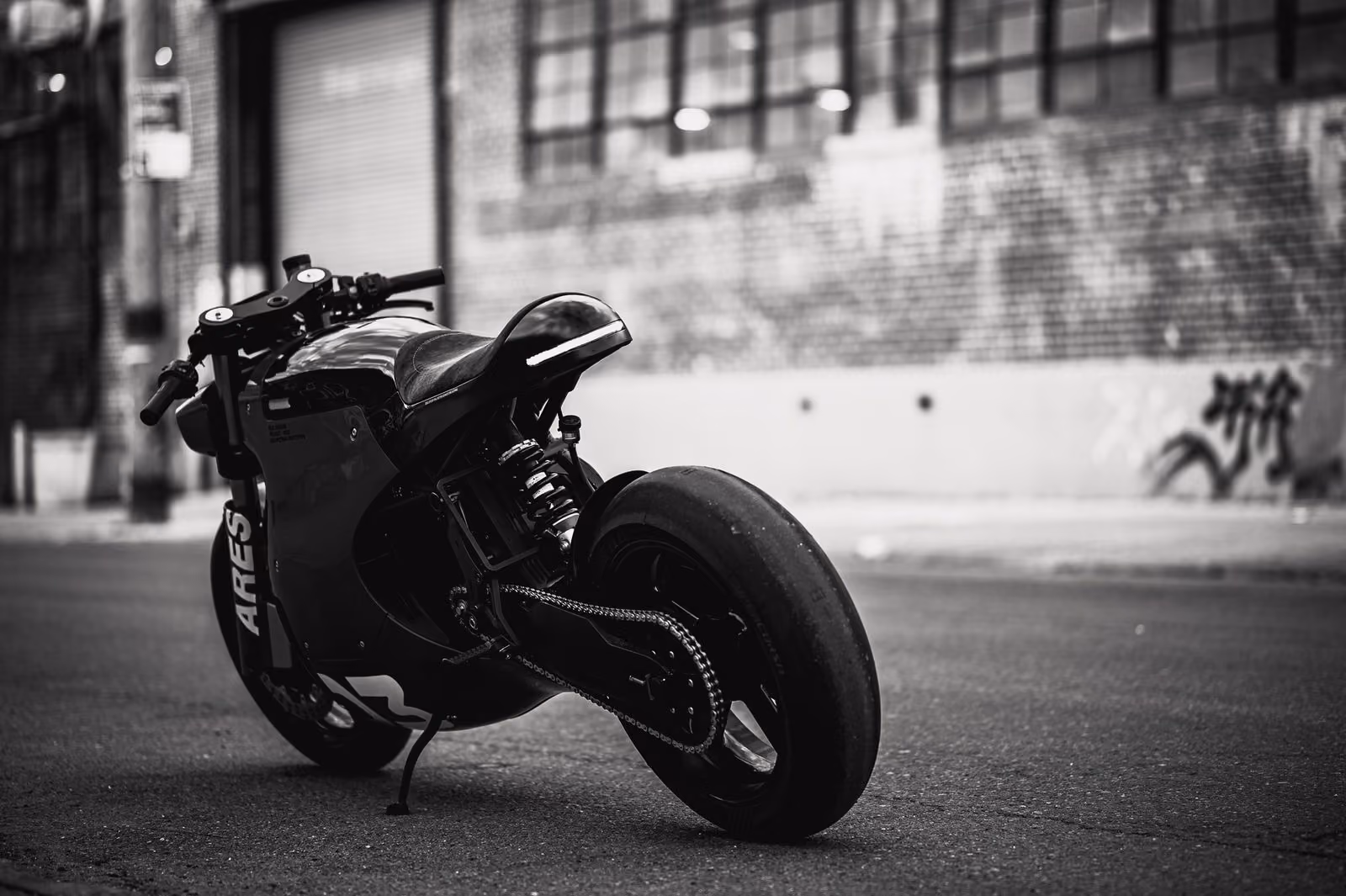 Real Motors ARES, elektrischer Café Racer als Projektfahrzeug in einer Halle, Originalfoto des Herstellers